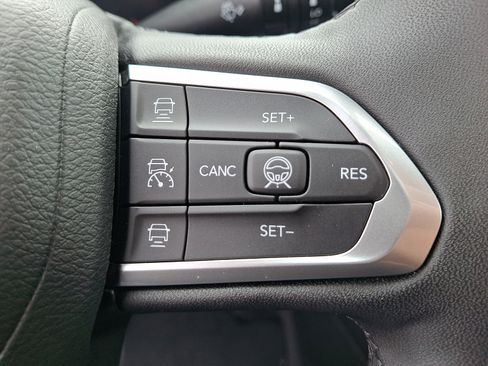 Used 2025 Jeep Compass Limited w/ Driver Assist Group I AWD/4WD image 23