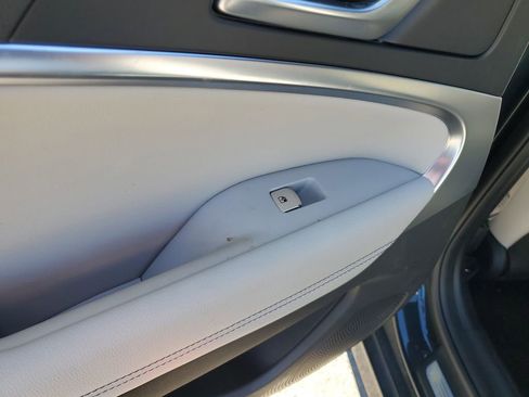 Used 2025 Genesis G70 2.5T image 17