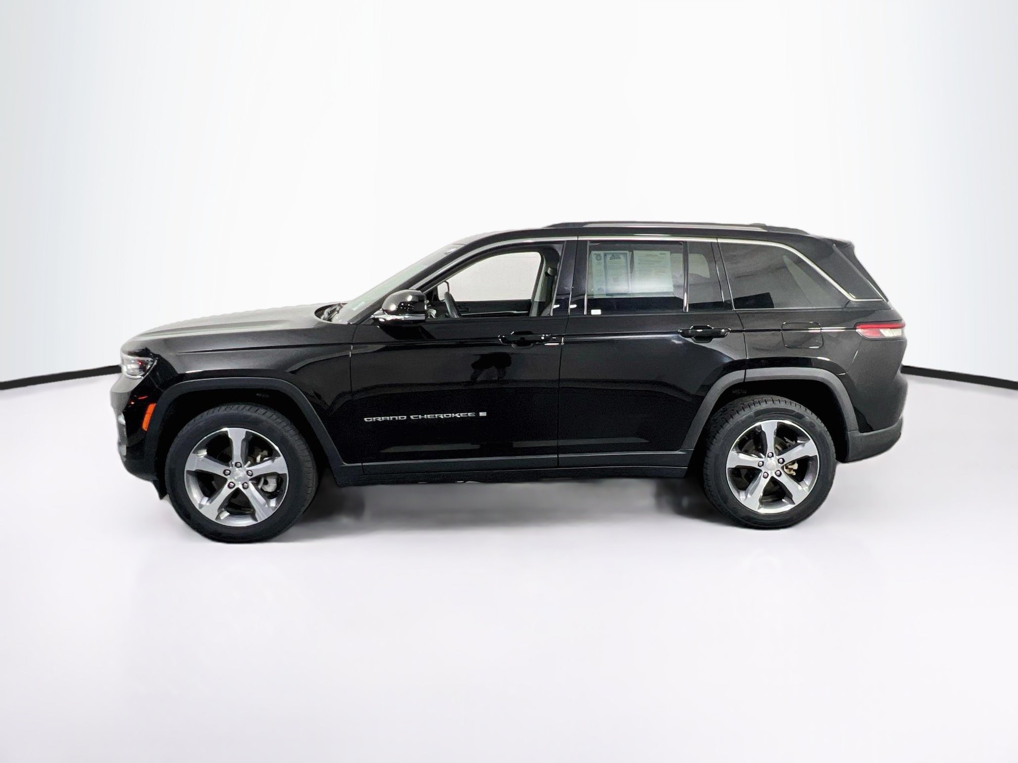 Used 2023 Jeep Grand Cherokee Limited w/ Luxury Tech Group II AWD/4WD image 8