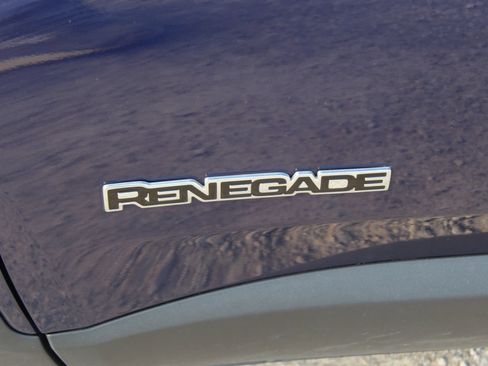 Used 2018 Jeep Renegade Latitude FWD image 9