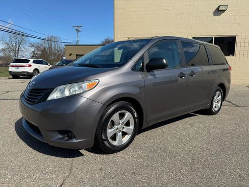 Used 2014 Toyota Sienna L image 4