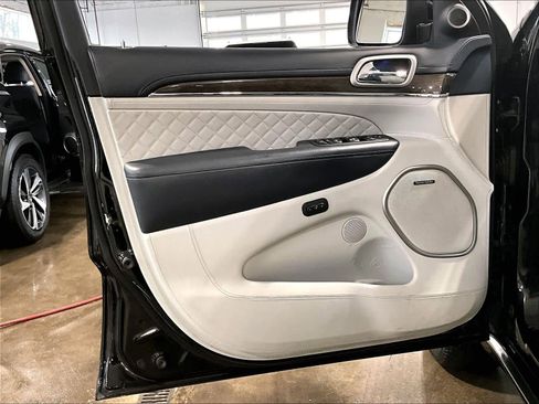 Used 2017 Jeep Grand Cherokee Summit image 9