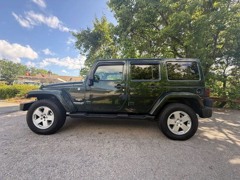 Used 2012 Jeep Wrangler Unlimited Sahara w/ Dual Top Group AWD/4WD image 4