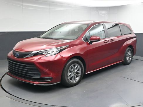 Used 2021 Toyota Sienna LE image 4