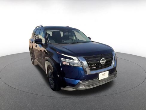 Used 2025 Nissan Pathfinder SV image 3