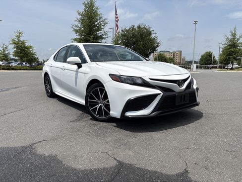 Used 2024 Toyota Camry SE FWD image 2