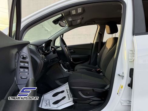 Used 2021 Chevrolet Trax LS w/ Tint and Cruise Package image 28