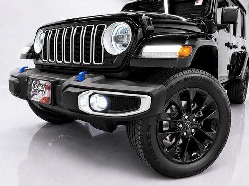 Used 2023 Jeep Wrangler Unlimited Sahara w/ Cold Weather Group AWD/4WD image 29