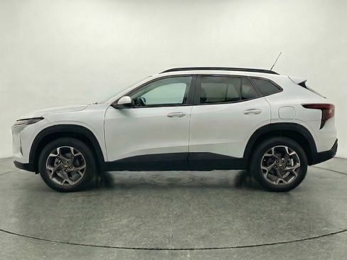 Used 2025 Chevrolet Trax LT FWD image 5