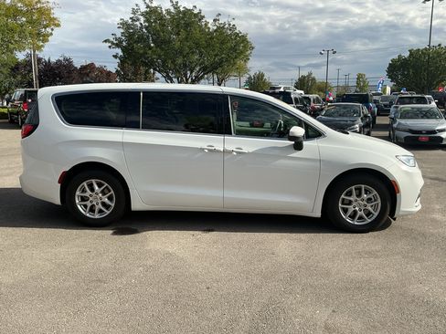 Used 2023 Chrysler Pacifica Touring-L FWD image 4