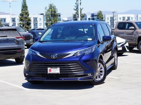 Certified 2026 Toyota Sienna XLE FWD image 5