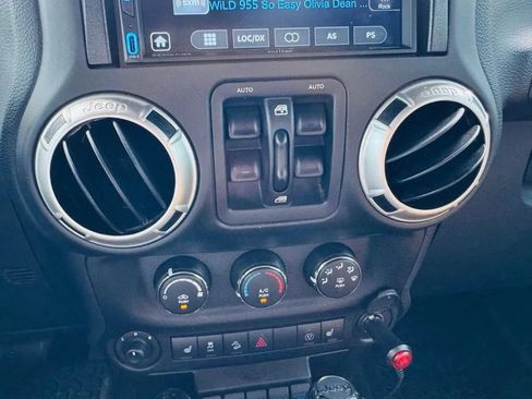 Used 2017 Jeep Wrangler Unlimited Rubicon w/ Connectivity Group AWD/4WD image 16