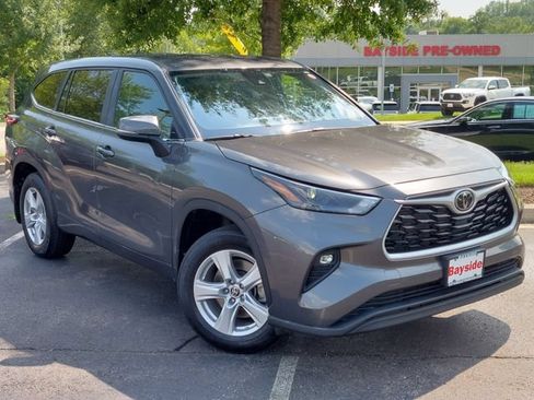 Used 2023 Toyota Highlander LE AWD/4WD image 2