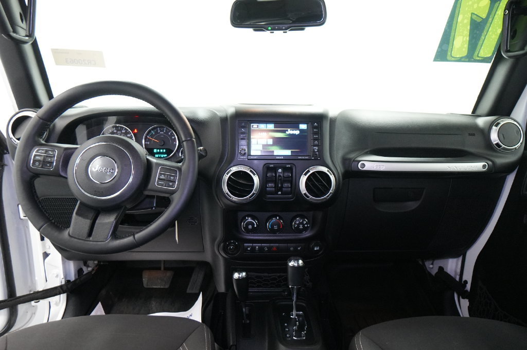Used 2017 Jeep Wrangler Unlimited Sahara w/ Connectivity Group AWD/4WD image 30