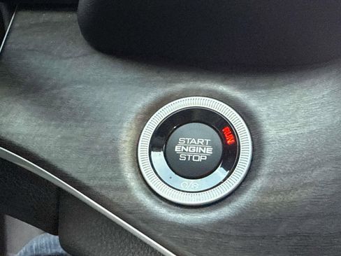 Used 2023 Jeep Grand Cherokee Limited w/ Black Appearance Package image 21