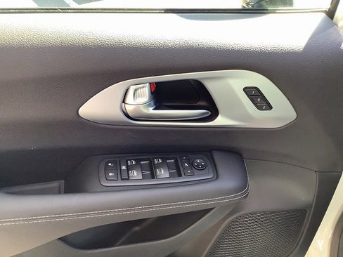 New 2026 Chrysler Pacifica Limited image 10