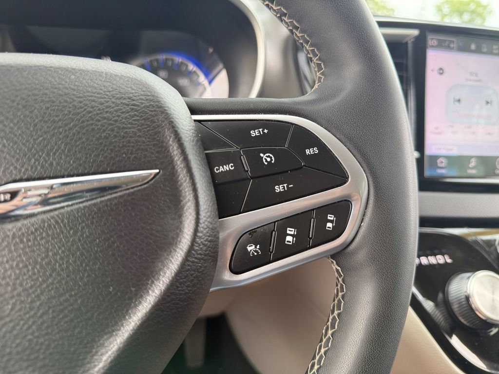 Used 2024 Chrysler Pacifica Touring-L FWD image 16