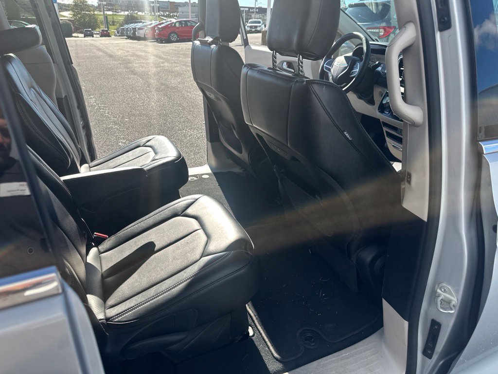 Used 2024 Chrysler Pacifica Touring-L FWD image 13