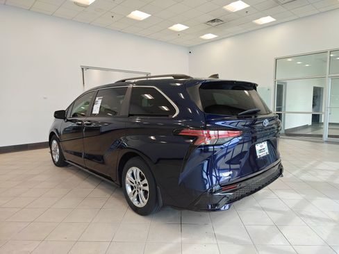 Used 2023 Toyota Sienna XSE w/ XSE Plus Package AWD/4WD image 5