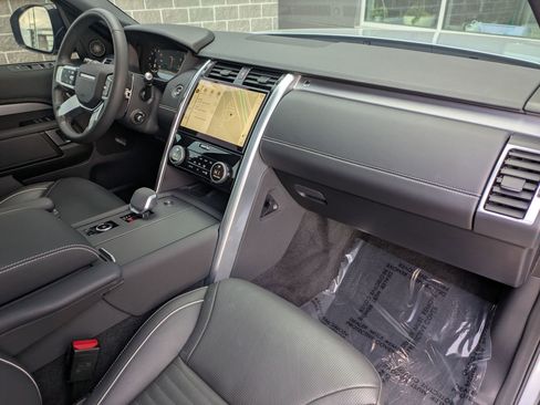 Certified 2024 Land Rover Discovery Dynamic SE image 31