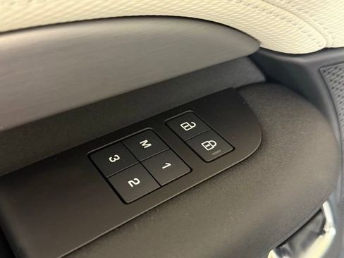 Certified 2025 Land Rover Discovery Dynamic SE image 29