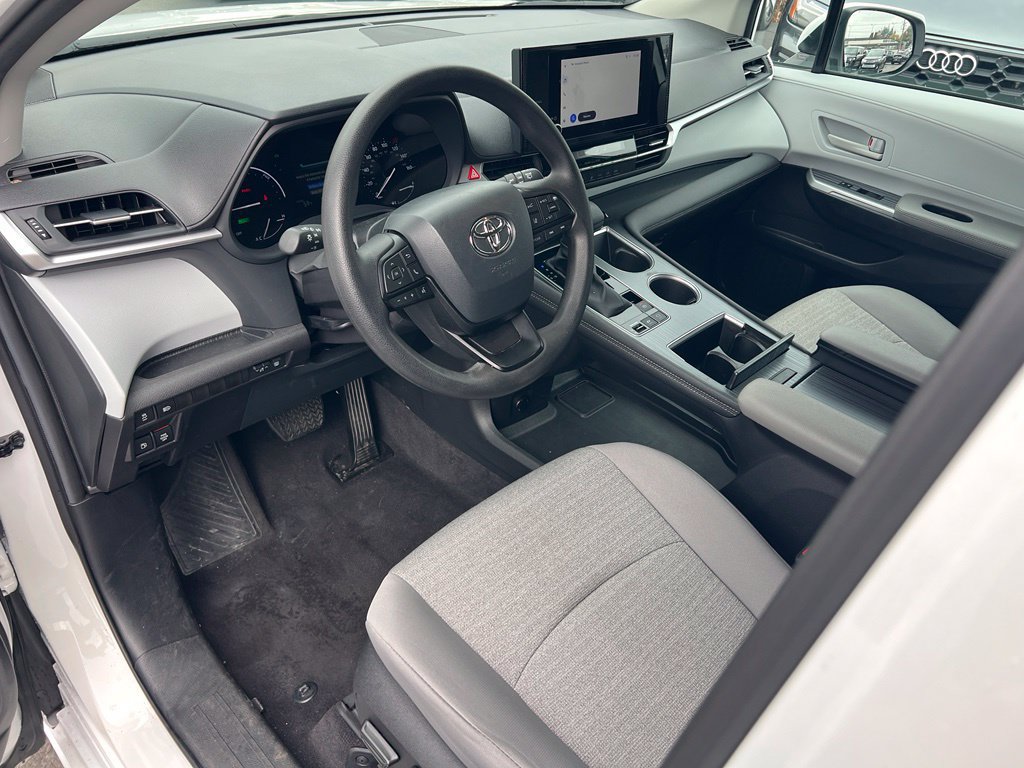 Used 2025 Toyota Sienna LE FWD image 16