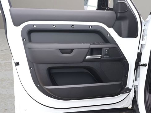 New 2026 Land Rover Defender 130 X-Dynamic SE image 10