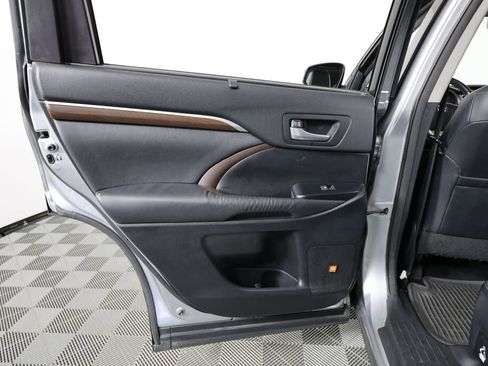 Used 2014 Toyota Highlander Limited Platinum image 16