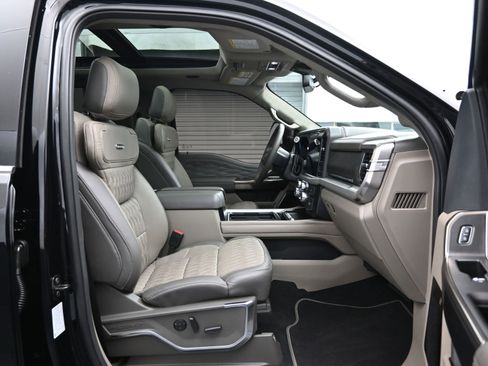 Used 2025 Ford F250 Platinum w/ Platinum Plus Package image 13