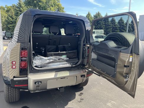 New 2025 Land Rover Defender 90 X-Dynamic SE image 30
