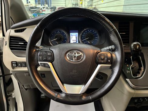 Used 2016 Toyota Sienna XLE Premium AWD/4WD image 11