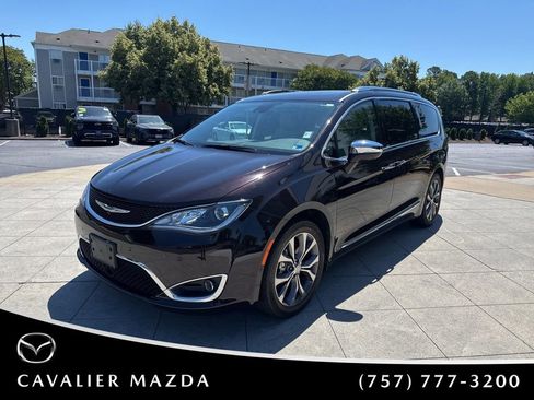 Used 2017 Chrysler Pacifica Limited w/ UConnect Theater Package FWD image 3