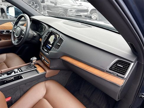 Used 2022 Volvo XC90 T6 Momentum image 34