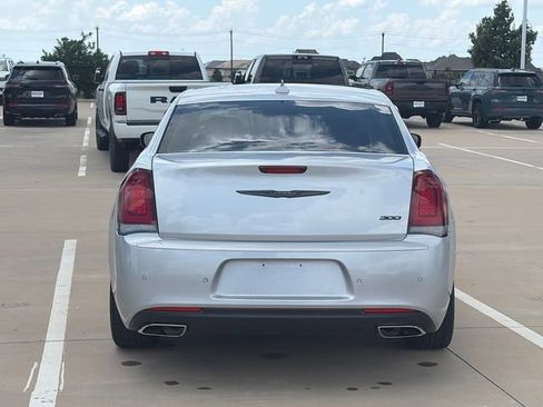 Used 2022 Chrysler 300 Touring L RWD image 8
