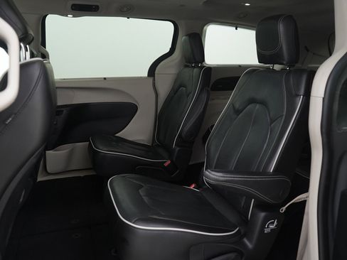 Used 2023 Chrysler Pacifica Limited image 15