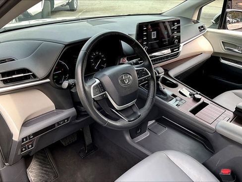 Certified 2024 Toyota Sienna XLE image 18