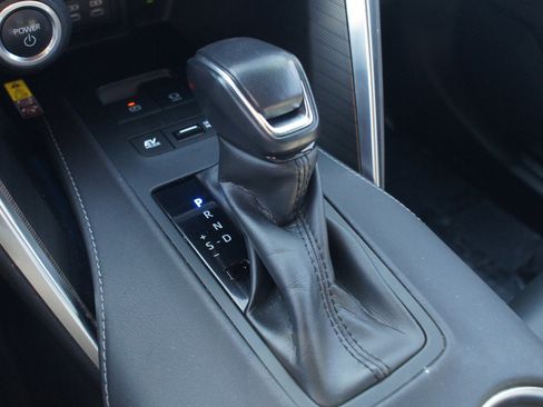 Used 2023 Toyota Venza XLE image 11