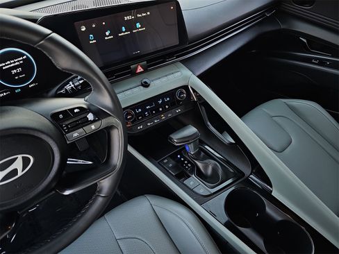 Certified 2025 Hyundai Elantra Limited image 25