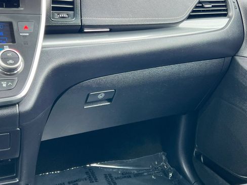 Used 2015 Toyota Sienna SE Premium FWD image 28