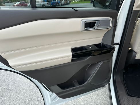 Used 2023 Ford Explorer Platinum AWD/4WD image 19