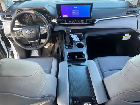 New 2026 Toyota Sienna XLE image 10