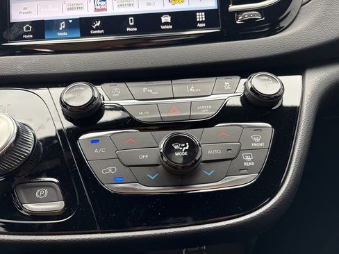 New 2026 Chrysler Voyager LX image 14