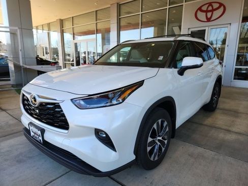 Certified 2021 Toyota Highlander XLE image 6