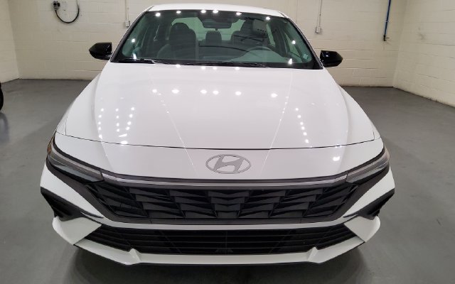 Used 2025 Hyundai Elantra SEL FWD image 3