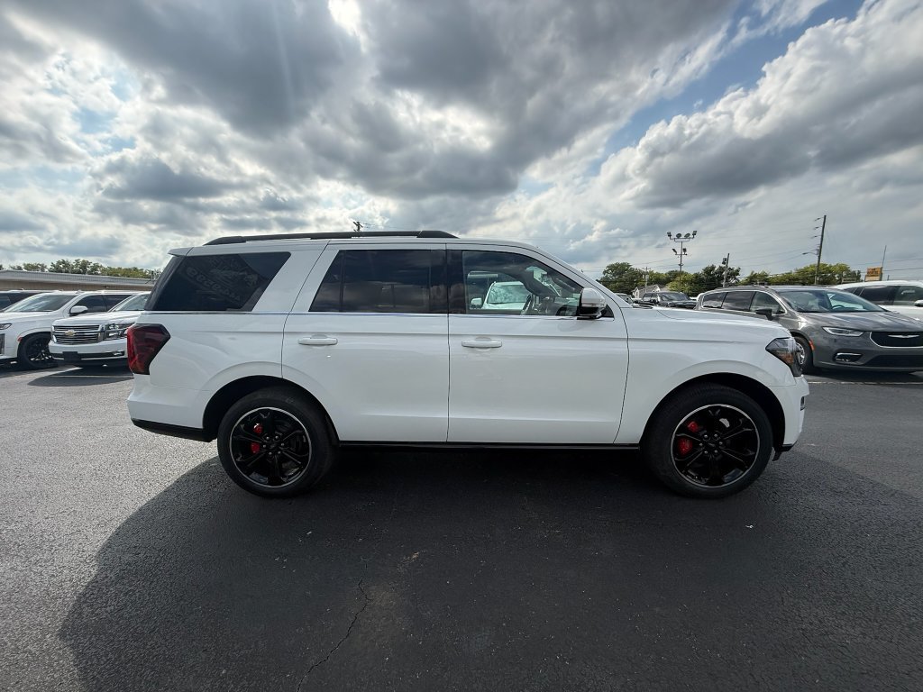 Used 2022 Ford Expedition Limited RWD image 2