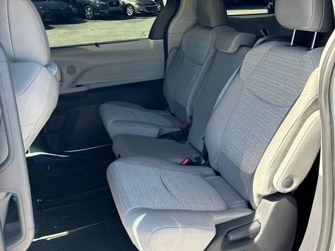 Used 2022 Toyota Sienna LE AWD/4WD image 19
