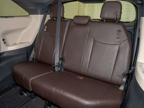 Certified 2024 Toyota Sienna Platinum image 12