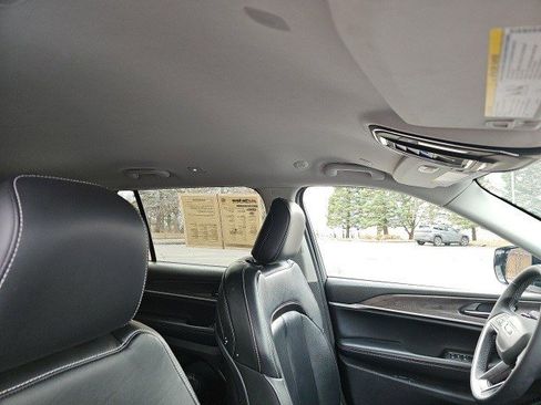 Used 2023 Jeep Grand Cherokee L Limited w/ Black Appearance Package image 13