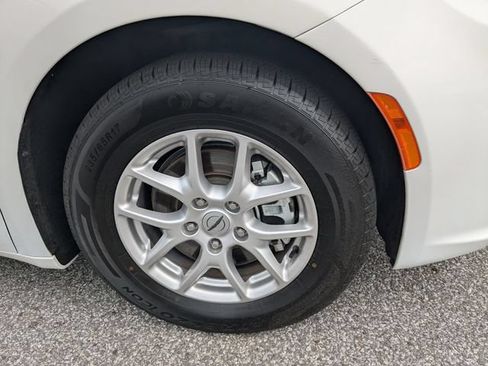 Used 2024 Chrysler Pacifica Touring-L FWD image 9