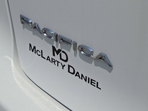 Used 2025 Chrysler Pacifica Select FWD image 8